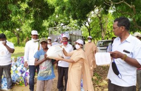 गरीबों की सहायता में राँची की कलीसिया के साथ अपोस्तोलिक कार्मेल की धर्मबहनें 