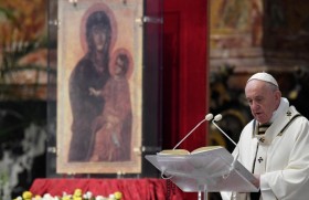 पास्का रात्रि जागरण मिस्सा का अनुष्ठान करते हुए पापा फ्राँसिस  (Vatican Media)