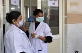 मरीज की सेवा करती  नर्स