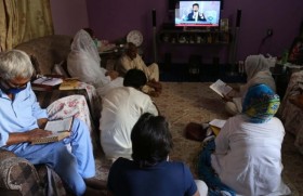 प्रार्थना करते हुए पाकिस्तानी परिवार