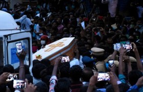 जयराज के पार्थिव शरीर के साथ जाते लोग