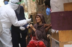 पाकिस्तान में कोरोना वायरस की जाँच करता एक स्वास्थ्यकर्मी