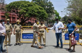 बैंग्लोर में एक व्यक्ति पुलिस को पानी पिलाते हुए
