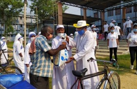 राँची बिशप हाऊस की ओर से रिक्शा चालकों को राशन बांटते राँची के धर्माध्यक्ष