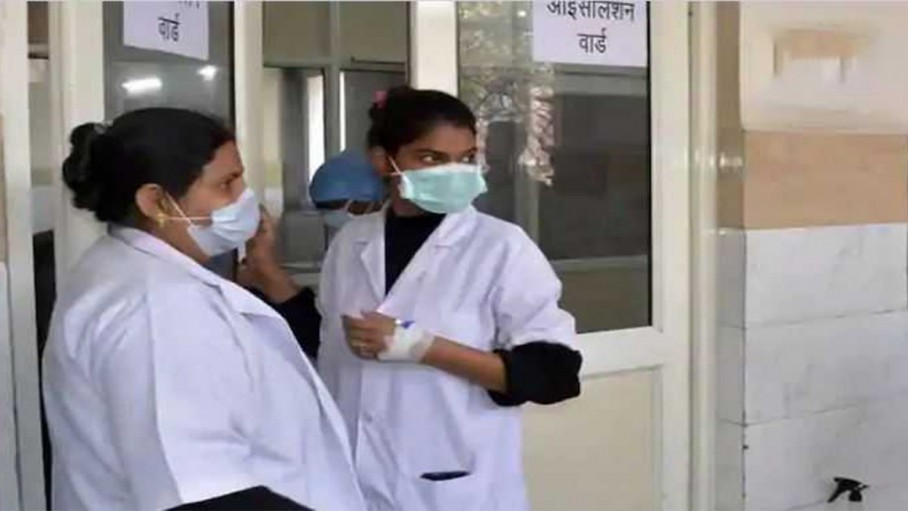 मरीज की सेवा करती  नर्स