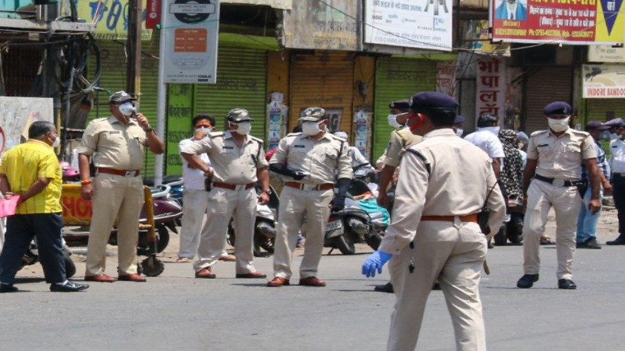 पुलिसकर्मी तेज धूप में भी ड्यूटी पर डटे हैं, फिर भी लोग लॉकडाउन का ठीक से पालन नहीं कर रहे।