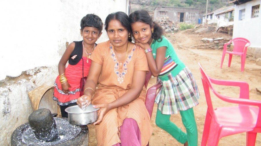 एक माँ अपने बच्चों के साथ