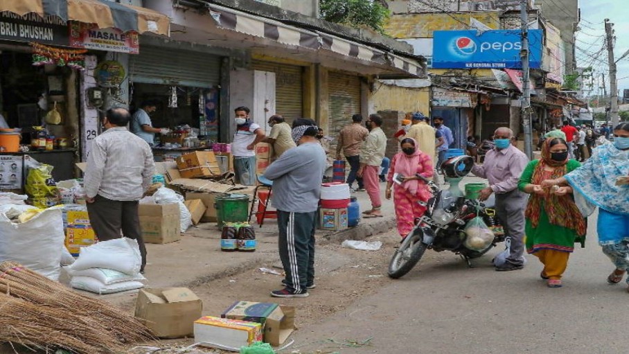 जम्मू में मार्केट में जरूरी सामान की खरीदारी के दौरान लोग सोशल डिस्टेंसिंग का पालन करते नजर आए।