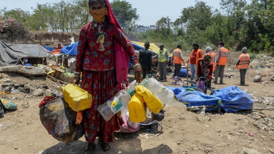 महामारी के बाद लगे लाॉकडाऊन से उत्पन्न कठिनाइयों का सामना करते आप्रवासी महामारी के बाद लगे लाॉकडाऊन से उत्पन्न कठिनाइयों का सामना करते आप्रवासी   