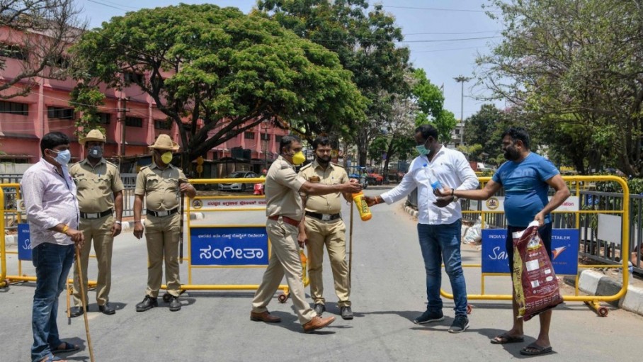 बैंग्लोर में एक व्यक्ति पुलिस को पानी पिलाते हुए