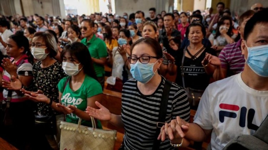फिलीपींस के काथलिक प्रार्थना करते हुए 